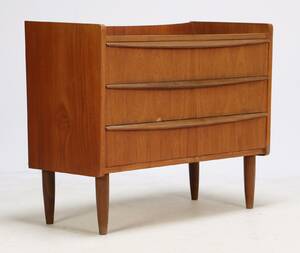 Dansk Møbelproducent Kommode af teak, ca. 1960, top med kehlet kant herunder 3 skuffer med tværgående greb.