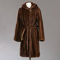 Birger Christensen Minkpels af udrykket brun mink med hætte, bælte, slids, hægtelukning, stiklommer og brunt foer. Str. ca. 36-38. L. ca. 104 cm.