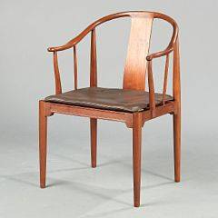 Hans J. Wegner Kinastolen. Armstol af cubamahogni, løs sædehynde med dybthæftet mørkebrunt skind. Udført hos Fritz Hansen, 1975.