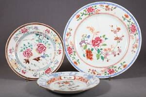 TALLRIKAR, 2 ST SAMT FAT, KINA, 1700-TAL, DEKOR I FAMILLE ROSE FÄRGER OCH JÄRNRÖTT, FATETS DIAM 30 CM