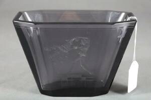 EMIL WEIDLICH, VAS, ELME GLASBRUK, 1920-TAL, FASETTSLIPAT GRÅTONAT GLAS, GRAVERAD DEKOR AV KVINNOFIGUR, MÄRKT W. 237 ELME, HÖ 13,5 LÄ 20 CM