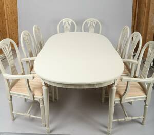 MATGRUPP 10 DELAR, 1900-TAL GUSTAVIANSK STIL, BESTÅENDE AV MATBORD MED 1 ILLÄGGSSKIVA, STOLAR 6 ST, KARMSTOLAR 2 ST SAMT SIDEBOARD, VITLACKERADE, BORDETS HÖJD 74 CM 140X100, TOTAL LÄNGD 188 CM