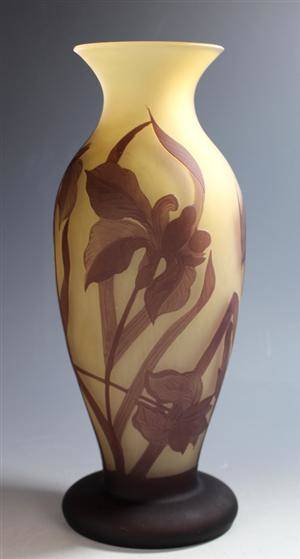Kameenvase mit Wasserlilien