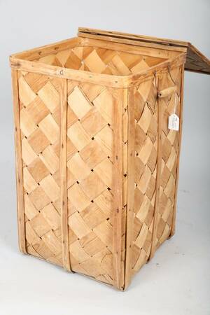 TVÄTTKORG, 1900-TALETS FÖRSTA HÄLFT, FLÄTAD FURU, HÖJD 72 CM, 45 X 44 CM