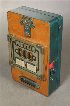 Enarmet tyveknægt spilleautomat. Mrk. primus.