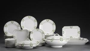 Tysk servise af porcelæn dekoreret i grønt med Jugend ornamentik, bestående af ialt 59 dele.
