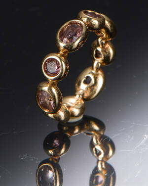 Ole lynggard. Boble ring med turmaliner og ametyster.