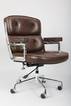 CHARLES RAY EAMES, USA 1907-1978, EFTER, LOBBY CHAIR, MODELL ES 108, LÄDER OCH KROMAD ALUMINIUM, HÖ 86, SITTHÖJD 45 CM