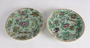 Et par kinesiske tallerkener af porcelæn med famille rose dekoration på celadon glasur 2