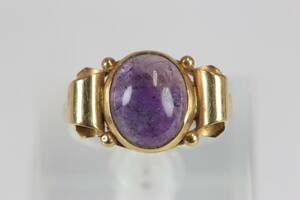 ENSTENSRING med cabochonslipad lila sten, guld, 18 k, ca 3,5 g