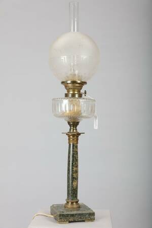 FOTOGENLAMPA, OMKRING 1900, KOLLONFORMAD, KOLLON OCH BAS AV KOLMÅRDSMARMOR, HÖ 71 CM