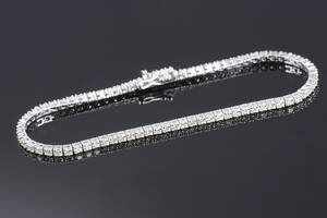 Brillant-tennisarmbånd af 18 kt. hvidguld, i alt 2.25 ct