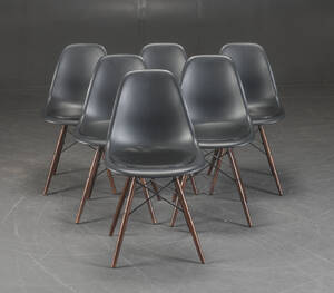 Charles og Ray Eames. Et sæt på seks stole, model DSW 6