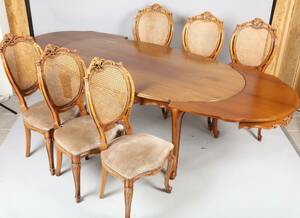 MATGRUPP, 7 DELAR, 1900-TAL, ROKOKOSTIL, BESTÅENDE AV BORD MED 2 ILÄGGSSKIVOR OCH 6 ST STOLAR, BORDETS HÖJD 77, LÄNGD 181, TOTALLÄNGD MED ILÄGGSSKIVOR 277 X 107 CM