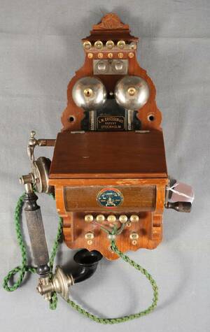 VÄGGTELEFON, 1900-TALETS FÖRSTA HÄLFT, SKYLTMÄRKT L.M. ERICSSON CO, PATENT STOCKHOLM, SERIENR 710292, HÖ 41 CM