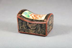 ASK MED LOCK, KINA, 1900-TAL, LACKARBETE OCH PORSLIN, HÖJD 8, LÄNGD 12 CM