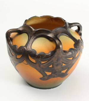 Ipsens Enke. Vase med ornamenter og hanke