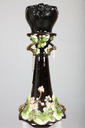 PIEDESTAL MED EJ TILLHÖRANDE YTTERFODER, 1900-TALETS BÖRJAN, JUGEND, MAJOLIKA, TOTALHÖJD 77 CM