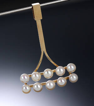 Bræmer-Jensen. Moderne vedhæng af 14 kt. guld prydet med perler, ca. 1960erne