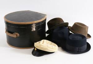 Hattlåda med hattar, bl.a. Percy Jones co, London