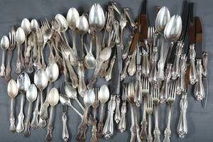 MATBESTICK, 81 DELAR, SILVER, MODELL OLGA, KNIVAR MED STÅLSKAFT, TOTALVIKT, 2800 GRAM