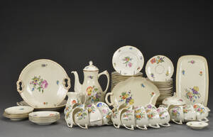 Bing og Grøndahl. Kaffestel af porcelæn, Saksisk blomst, cremefarvet 77