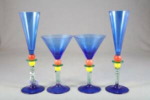 BERIT JOHANSSON FÖDD 1945, CHAMPAGNESTRUTAR, ETT PAR, SAMT COCKTAILGLAS, ETT PAR, HARLEQUIN, GENSE, HÖ 27, RESP 19.5 CM