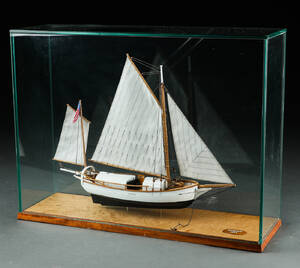 Skibsmodel, i træ, af Spray 1894 i glasmontre.