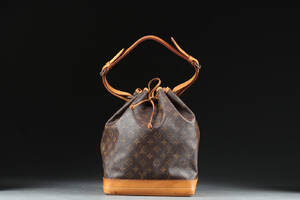 Vuitton. Skuldertaske, model Noé Louis Vuitton. Skuldertaske. Model Noé