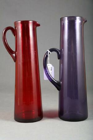 MONICA BRATT, 1913-1961, KANNOR 2 ST, REIJMYRE, RÖD OCH LILA GLASMASSA, HÖ 33, RESP 32 CM