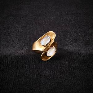 Ring, 18k med 2 månstenar