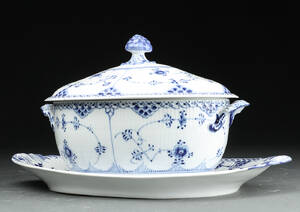 Royal Copenhagen. Musselmalet halvblonde terrin og underfad. 3