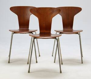 Arne Jacobsen Munkegaardsstolen. Sæt på tre stabelstole med stel af matforkromet stål.