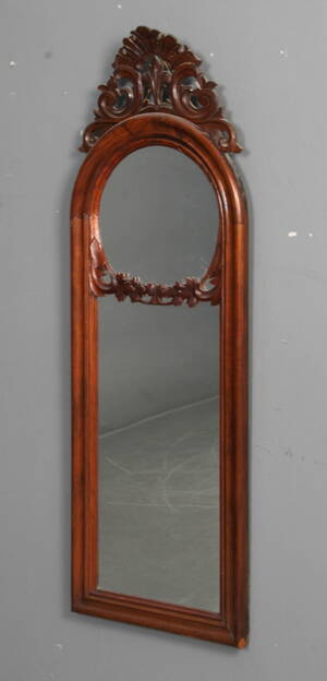 Spejl med ramme i mahogni. Rococo form. Sidst 1800-tallet. Denne vare er sat til omsalg under nyt varenummer 5084480
