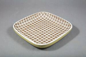 MARI SIMMULSON 1911-2000 SKÅLFAT, UPSALA EKEBY, MOSAIK OCH GLASERAT LERGODS, MÄRKT UE SWEDEN 4326, SAMT MARIS, ETIKETTMÄRKT, HÖ 5, 29,5 X 29,5 CM CM