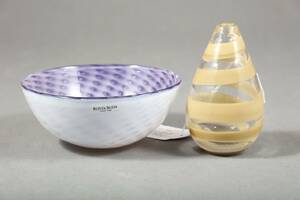 GUNNEL SAHLIN, FÖDD 1954, SKÅL OCH VAS, KOSTA BODA, GLAS, SIGNERADE, EN DATERAD - 97, SKÅLENS HÖ 5.5, DIAM 13.5 CM, VASENS HÖ 10 CM