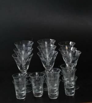 GLASSERVIS. Blåklocka. Åtta rödvinglas,tio selterglas.