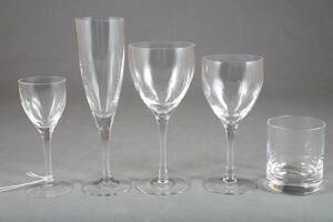 BERTIL VALLIEN, FÖDD 1938 GLASSERVIS 59 DELAR, CHATEAU KOSTA BODA, BESTÅENDE AV, CHAMPAGNESTRUTAR 13 ST, RÖDVINSGLAS 10 ST, VITVINSGLAS 10 ST, STARKVINSGLAS, SAMT WHISKEYGLAS 8 ST