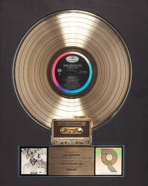 Paul McCartneys guldplade for salget af albummet Revolver med The Beatles, Jordi Tardàs samling af rock-memorabilia