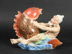 Japan Kina. Figur af porcelæn med fisker og karpe. 20 årh