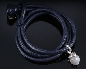 Ole Lynggaard. En Filigran Dew Drops-charm i 18 kt. hvidguld med månesten og brillanter samt læderarmbånd 2
