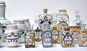Holmegaard Delft. En samling apotekerflasker og krukker19