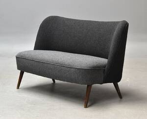 Dansk møbelarkitekt. Lille to-pers sofa med betræk af gråt Hallingdal uld