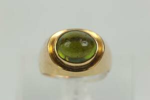 RING med cabochonslipad grön sten, guld, 18 k, ca 4,6 g, Västerås Guldsmedsatelje, 1956