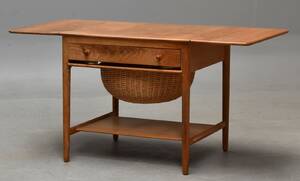 Hans J. Wegner. Sybord i massiv eg, model AT-33
