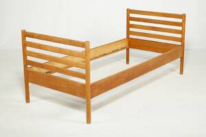 Hans J. Wegner. Seng af egetræ