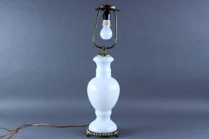 Bordlampe af opaline glas