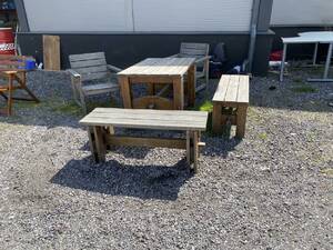 UTEMÖBEL, bänkar, bord och karmstolar.