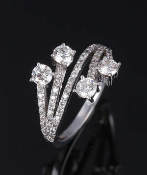 Cross-over brillantring af 14 kt. hvidguld prydet med fire større brillanter, i alt ca. 0.68 ct