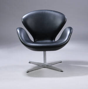 Arne Jacobsen. Svane lænestol, sort læder, årg. 1999